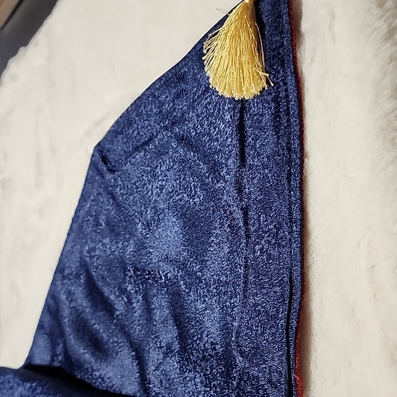 REVERSIBLE TABLE RUNNER WITH GOLD TASSELS - Picture 6 of 7